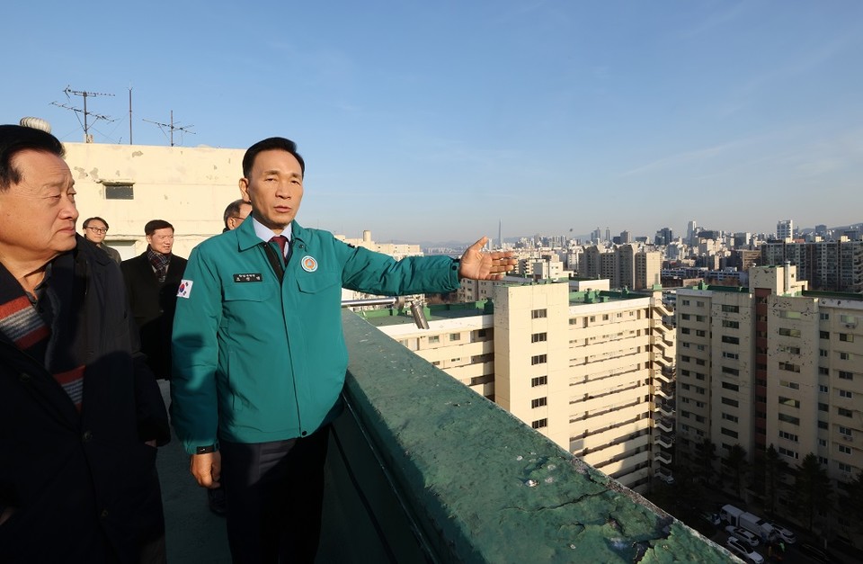  조성명 강남구청장이 9일 조합 관계자들과 현장 점검을 진행하며 사업 현황을 설명하고 있다.