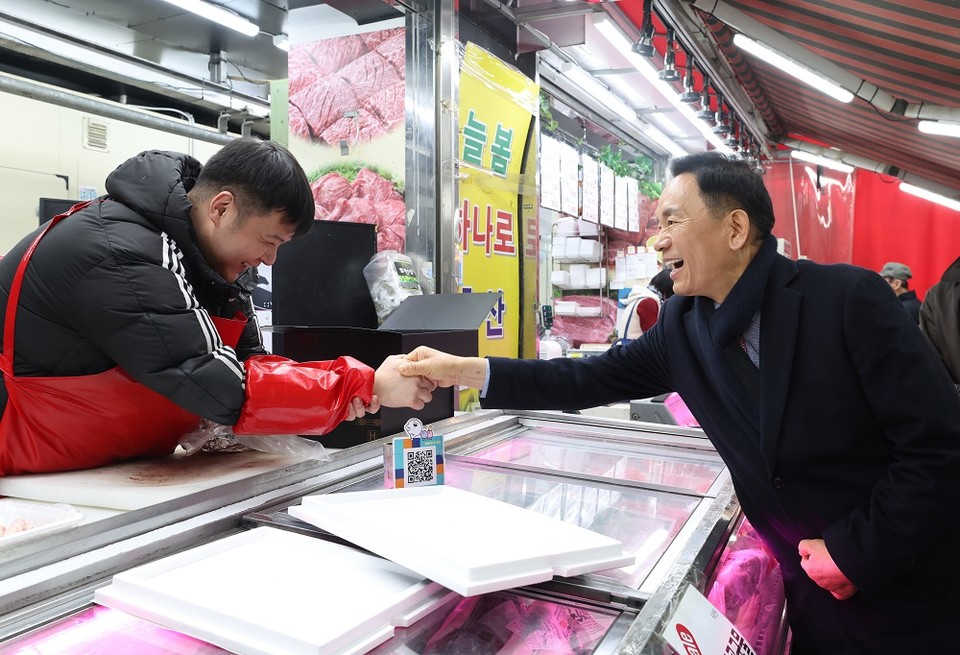 조성명 강남구청장이 12일 강남개포시장·영동전통시장에서 설 명절 장보기 행사에 참여해 상인들과 인사를 나누고 있다. 1
