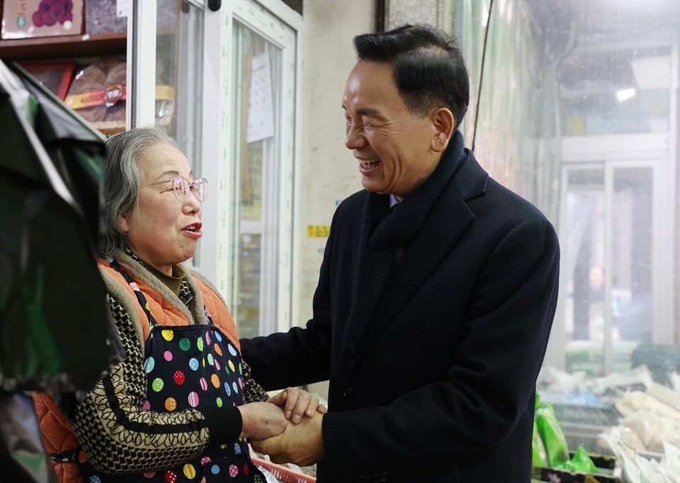 조성명 강남구청장이 12일 강남개포시장·영동전통시장에서 설 명절 장보기 행사에 참여해 상인들과 인사를 나누고 있다. 2