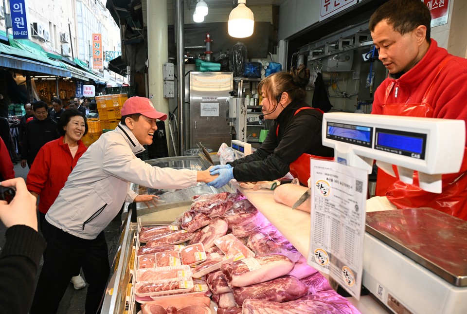 오세훈 서울시장이 23일(월) '청량리 일대 전통시장 혁신사업' 현장 점검을 위해 방문한 청량리종합시장에서 상인들에게 인사하고 있다.