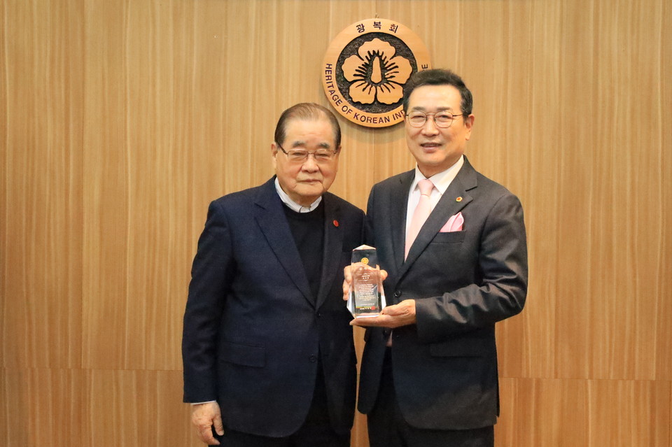 이종찬 광복회장(前국정원장)으로부터 감사패를 수여받은 유만희 시의원