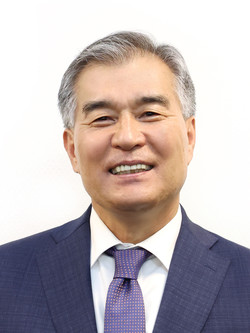 1급 사회복지사, 행정사동국대학교 대학원 졸업(행정학 박사)서울시립대학교 행정학과 겸임교수(전)새누리당·자유한국당 중앙연수원 교수(전)강남구 노인장기요양보험등급판정위원장(전)대한민국시도의회의장협의회 회장(전)서울특별시의회 의장(전)서울시의회 7·8·9·11대 의원(현 4선)국민의힘 중앙연수원 부원장(현)서울시의회 세계청년대회지원특위 위원장(현)