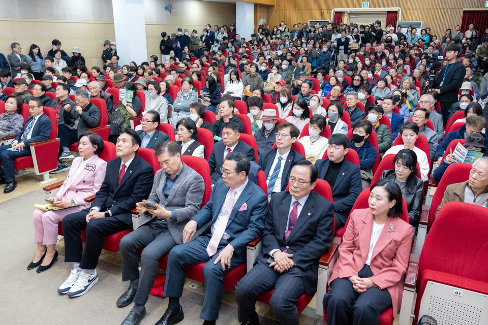 행사에 참석한 강남구의회 의원들(두 번째줄 좌측에서 1번째 복진경 부의장)