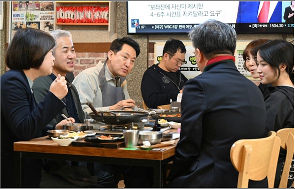 오세훈 서울시장이 27일(금), 소상공인 음식점을 방문해 민생 현장의 애로사항과 골목상권 활성화 방안을 청취하고 있다.