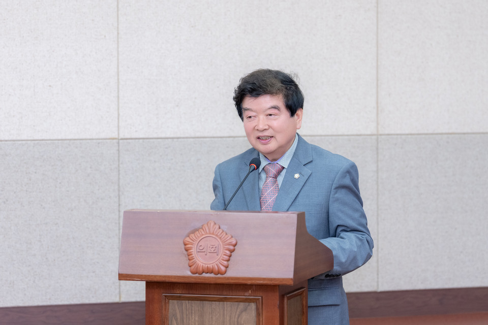 강남구의회 이동호 의원이 제333회 임시회 경제도시위원회 회의에서 조례 제정을 제안하고 있다.