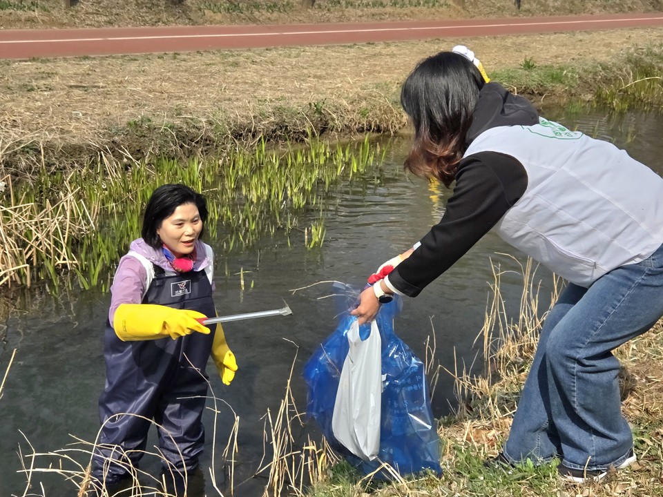 고덕천에서 직접 쓰레기 수거활동을 펼치는 강동엄마 박춘선 시의원