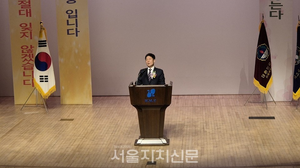 용장식 상이군경 강남구지회장이 기념사를 하고 있다