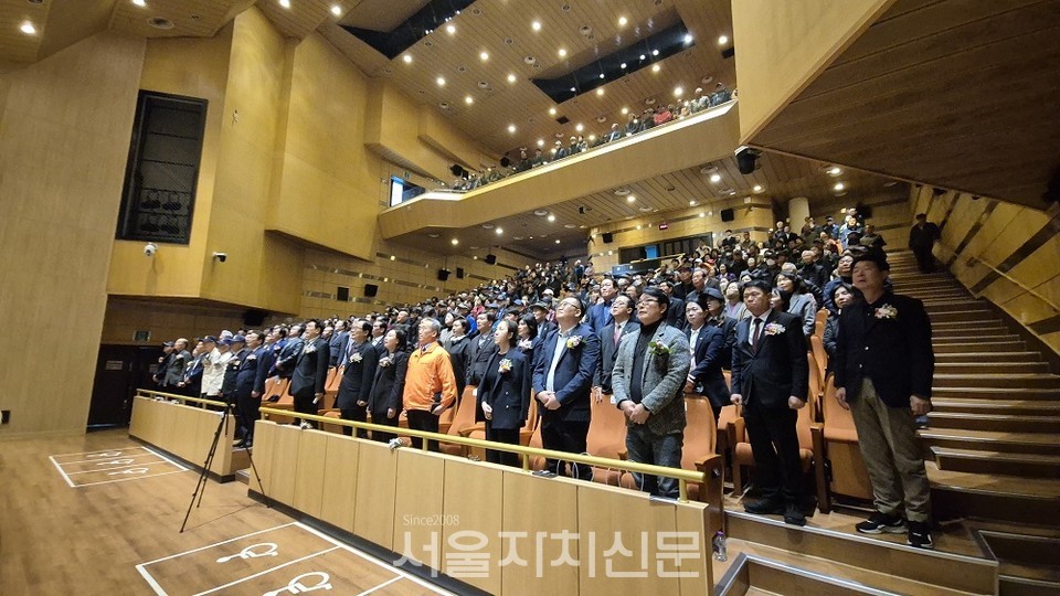 참석자 모두 국민의례를 하고 있다