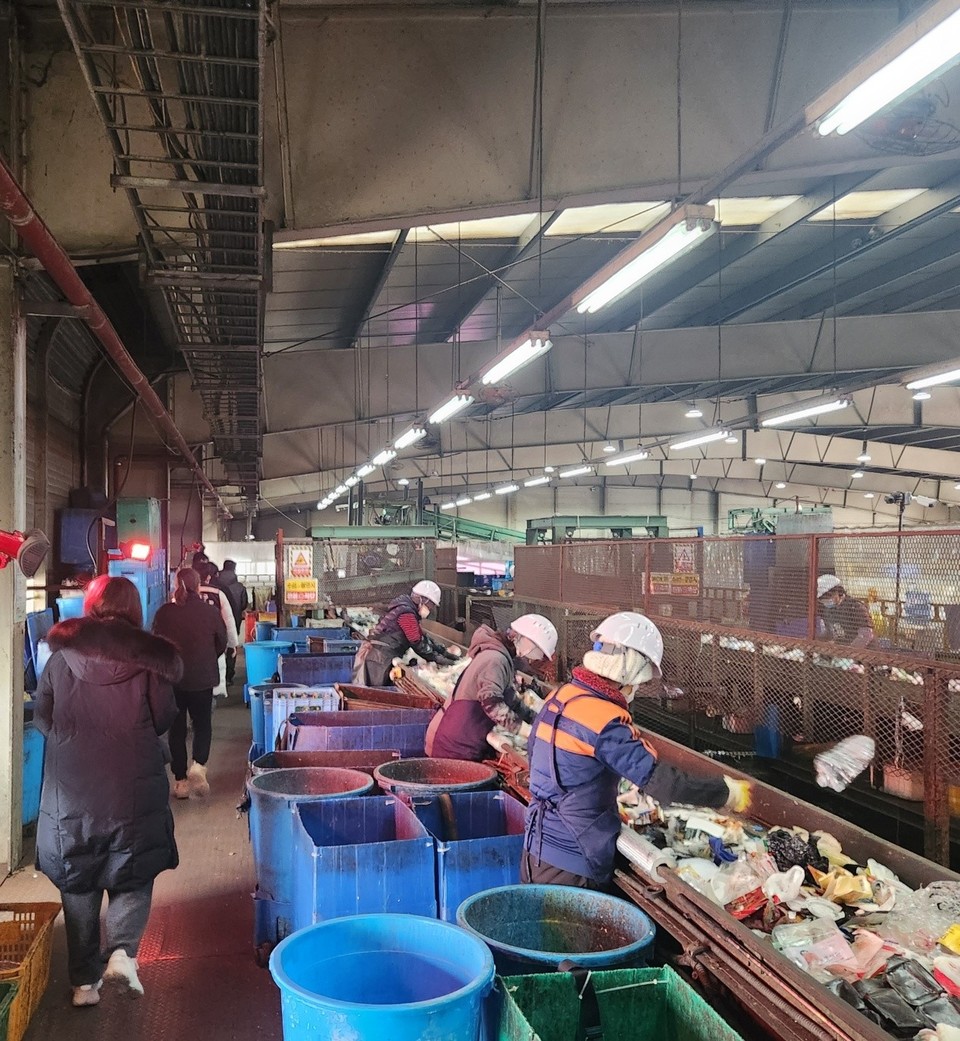 송파구 재활용품 선별 작업 모습