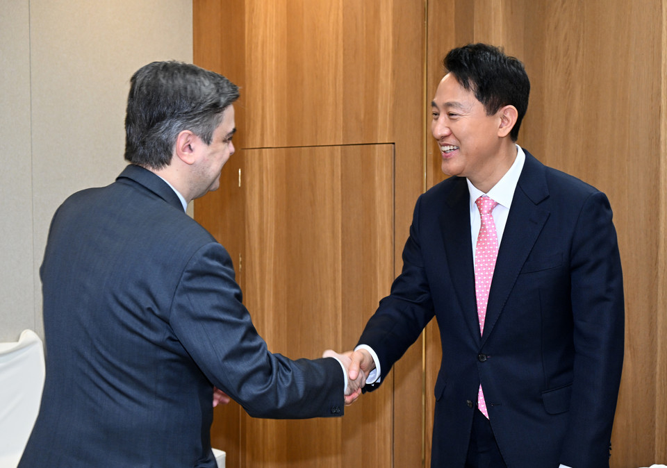 오세훈 서울시장이 30일(월) ‘감사의정원 석재기증국 주한외교단 간담회’에 참석한 루카스 초코스(Loukas Tsokos) 주한그리스대사와 인사를 나누고 있다.