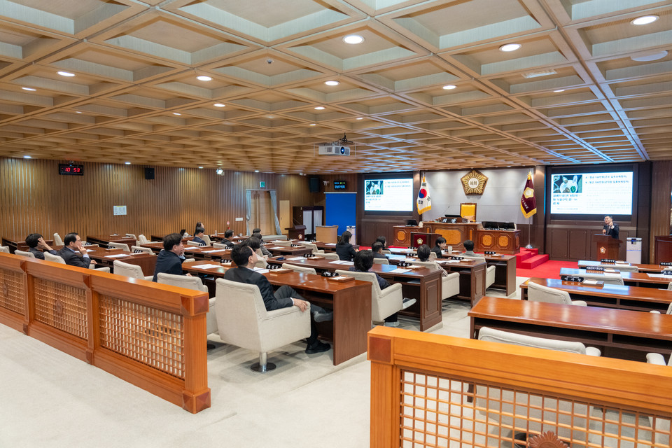 부패방지 교육을 듣고 있는 강남구의회 의원들