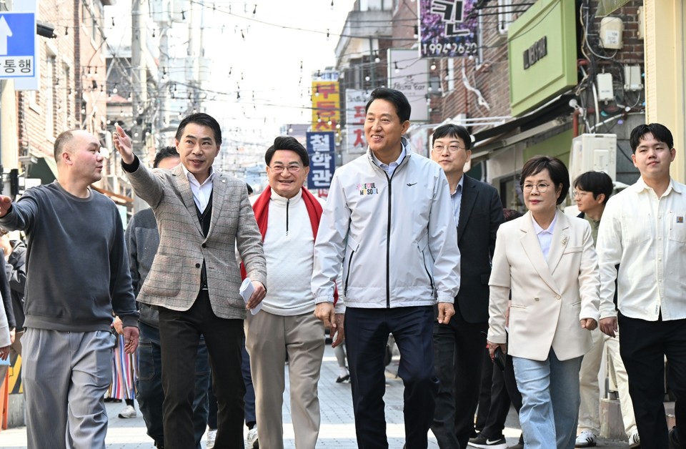 2일(목) 쌍문역 인근 상점가, 일명 ‘쌍리단길’을 찾은 오세훈 서울시장이 골목상권을 둘러보고 있다. 오 시장은 지난 2월 노량진 만나로에 이어 이날 두 번째로 골목상권 민생현장을 찾았다.